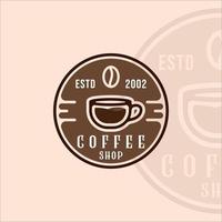 tasse ou mug coffee shop logo vintage vector illustration modèle icône graphisme. signe ou symbole de boisson ou de boisson pour les entreprises avec un badge et un style de typographie