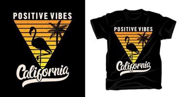 typographie californienne positive vibes avec design de t-shirt flamant rose et palmier vecteur