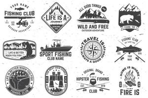 ensemble de patchs d'aventure en plein air avec des citations inspirantes, des badges de club de pêche. vecteur. concept de chemise ou d'impression, de timbre ou de tee-shirt. design vintage avec remorque rv, tente de camping, canne à poisson, ours. vecteur