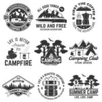 ensemble de symboles de citations d'aventure en plein air. concept de chemise ou de logo, d'impression, de timbre ou de tee-shirt. design vintage avec sac à dos, café, montagnes, tente, feu de camp et silhouette de forêt vecteur