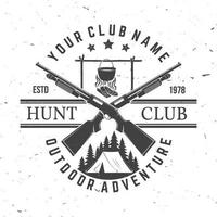 club de chasse. vecteur. concept de chemise, d'impression, de timbre ou de tee-shirt. conception de typographie vintage avec fusil de chasse, pot sur le feu, tente de camping et silhouette forestière. emblème du club de chasse aventure en plein air vecteur