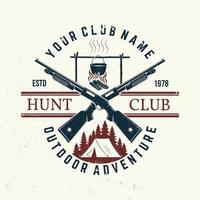 club de chasse. vecteur. concept de chemise, d'impression, de timbre ou de tee-shirt. conception de typographie vintage avec fusil de chasse, pot sur le feu, tente de camping et silhouette forestière. emblème du club de chasse aventure en plein air vecteur