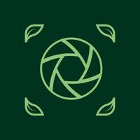 appareil photo objectif avec feuille vert logo design vecteur symbole graphique icône signe illustration idée créative