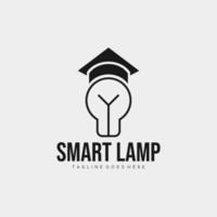 création de logo de lampe intelligente. une lampe portant un modèle de logo de robe de graduation. illustration vectorielle vecteur
