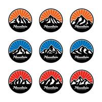 ensemble de conception de logo rond de montagne colorée vecteur