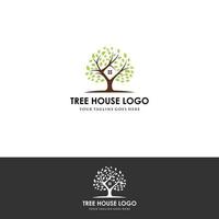 création de logo de maison dans les arbres - vecteur