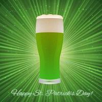 st. carte de voeux de saint patrick sur fond vert clair avec verre à bière. modèle de conception vectorielle facile à modifier pour vos œuvres d'art. vecteur