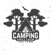 camping. loin de la ville. vecteur. concept de chemise ou de logo, d'impression, de timbre ou de tee-shirt. conception de typographie vintage avec tente de camping-car et silhouette de forêt. vecteur