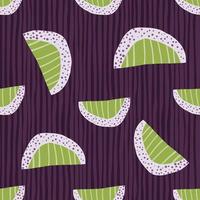 motif de tranches abstraites sans couture aléatoire. formes de fruits dessinées à la main dans des tons clairs verts sur fond violet dépouillé.