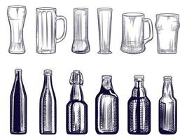 ensemble de bouteilles de bière et tasse. différents verres à bière. mode de gravure. vecteur