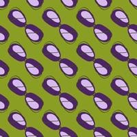 motif de doodle sans couture de silhouettes de prune aux contours violets. fond vert. toile de fond de fruits abstraits. vecteur