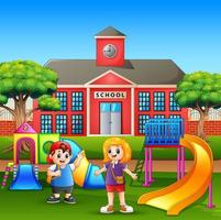 heureux garçon et fille jouant dans la cour de l'école
