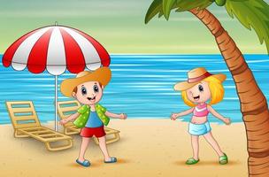 drôles d'enfants sur la plage dans un chapeau de paille