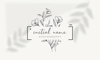 logo dessiné à la main d'élément floral botanique avec fleur et feuilles sauvages. logo pour spa et salon de beauté, boutique, magasin bio, mariage, designer floral, intérieur, photographie, cosmétique. vecteur