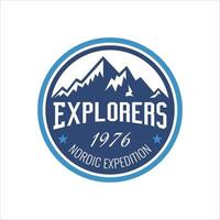 logo d'entreprise simple sur l'aventure dans la nature montagnarde, le camping et la survie vecteur