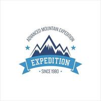 logo d'entreprise sur le paysage de montagne vecteur