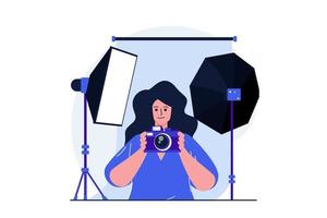 concept plat moderne de studio photo pour la conception de bannières web. femme photographe tient l'appareil photo et prend des photos en studio professionnel avec projecteur et lampe. illustration vectorielle avec scène de personnes isolées vecteur