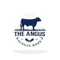 logo animal de vache angus sur l'herbe, vecteur d'inspiration de conception de logo de vache vintage
