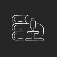icône blanche de craie scientifique sur fond sombre. microscope, pile de livres. apprendre par l'observation et l'expérimentation. cours de sciences. illustration de tableau vectoriel isolé sur fond noir