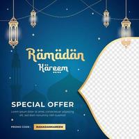 ramadan kareem vente bannière publication sur les médias sociaux avec modèle d'illustration d'ornement islamique vecteur