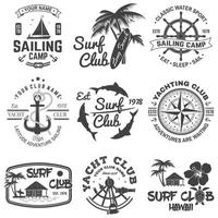 ensemble de badges de camp de voile, de yacht club et de club de surf. vecteur. concept pour chemise, impression, timbre. conception de typographie vintage avec planche de surf et silhouette de bateau à voile. sports nautiques extrêmes. vecteur