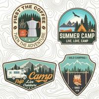 ensemble de badges de club de camping et de caravaning. concept pour chemise ou logo, impression, timbre, patch ou tee. conception de typographie vintage avec remorque de camp, cafetière, silhouette de forêt et de montagne. vecteur