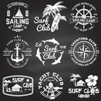 ensemble de badges de camp de voile, de yacht club et de club de surf. vecteur. concept pour chemise, impression, timbre. conception de typographie vintage avec planche de surf et silhouette de bateau à voile. sports nautiques extrêmes. vecteur