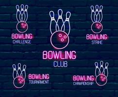 ensemble de logos néon aux couleurs rose-bleu avec des quilles, boule de bowling collection de 5 signes vectoriels pour le tournoi de bowling d'hiver, défi, championnat, grève, club contre un mur de briques bleu foncé vecteur