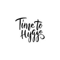 le temps du hygge. affiche de vecteur avec des éléments de phrase et de décor. carte de typographie, image avec lettrage. citation noire sur fond blanc. design pour t-shirt et imprimés.