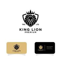 tête de roi lion sur le logo du bouclier vecteur