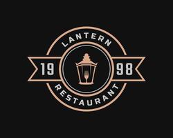 insigne d'étiquette rétro vintage classique pour lanterne lampadaire avec inspiration de conception de logo de restaurant de fourchette vecteur