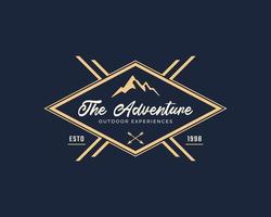 insigne d'emblème vintage logo d'aventure de montagne sauvage avec symbole de feu de joie pour camp en plein air en illustration vectorielle de style rétro vecteur