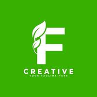lettre f avec élément de conception de logo de feuille sur fond vert. utilisable pour les logos commerciaux, scientifiques, médicaux, médicaux et naturels vecteur