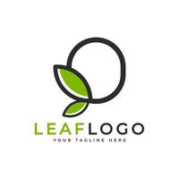 lettre initiale créative o logo. style linéaire de forme noire lié au symbole de la feuille verte. utilisable pour les logos d'entreprise, de soins de santé, de nature et de ferme. élément de modèle d'idées de conception de logo vectoriel plat. eps10