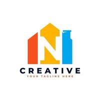 lettre n logo. forme de bande de maison avec lettre négative n. utilisable pour la construction architecture bâtiment logo vecteur
