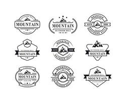 insigne rétro vintage pour le symbole des montagnes rocheuses de neige glacée. creek river mount peak hill nature logo emblemset d'insigne rétro vintage pour symbole de montagne rocheuse de neige glacée. logo de la nature du mont de la rivière du ruisseau vecteur