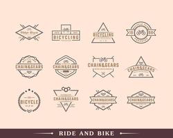 ensemble d'insigne emblème vintage logo de magasin de réparation et de services de vélos en illustration vectorielle de style rétro vecteur