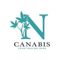 lettre n alphabet logo canabis vert avec feuille de marijuana médicale. utilisable pour les logos commerciaux, scientifiques, de santé, médicaux et naturels. vecteur