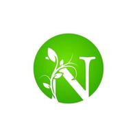 lettre n logo de spa de santé. logo alphabet floral vert avec des feuilles. utilisable pour les logos d'affaires, de mode, de cosmétiques, de spa, de science, de soins de santé, de médecine et de nature. vecteur