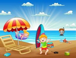 vacances d'été avec des enfants s'amusant à la plage vecteur