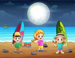 petits enfants heureux jouant sur la plage la nuit vecteur