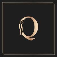 élégante lettre q beau logo calligraphique royal gracieux. emblème doré vintage dessiné pour la conception de livres, le nom de marque, la carte de visite, le restaurant, la boutique ou l'hôtel vecteur