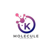 logo médical. Élément de modèle de conception de logo de molécule de lettre initiale k. vecteur