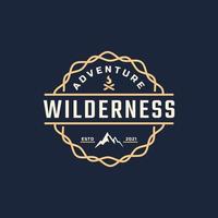 insigne d'emblème vintage logo d'aventure de montagne sauvage avec symbole de feu de joie pour camp en plein air en illustration vectorielle de style rétro vecteur
