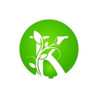 lettre k logo spa de santé. logo alphabet floral vert avec des feuilles. utilisable pour les logos d'affaires, de mode, de cosmétiques, de spa, de science, de soins de santé, de médecine et de nature. vecteur