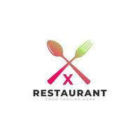 logo du restaurant. lettre initiale x avec fourchette à cuillère pour le modèle de conception d'icône de logo de restaurant vecteur