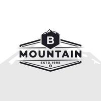 insigne emblème vintage lettre b logo de typographie de montagne pour l'expédition d'aventure en plein air, chemise de silhouette de montagnes, élément de modèle de conception de timbre d'impression vecteur