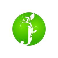 lettre j logo spa de santé. logo alphabet floral vert avec des feuilles. utilisable pour les logos d'affaires, de mode, de cosmétiques, de spa, de science, de soins de santé, de médecine et de nature. vecteur