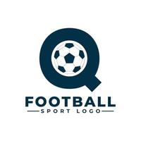 lettre q avec création de logo de ballon de football. éléments de modèle de conception de vecteur pour l'équipe sportive ou l'identité d'entreprise.
