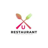 logo du restaurant. lettre initiale u avec une fourchette cuillère pour le modèle de conception d'icône de logo de restaurant vecteur